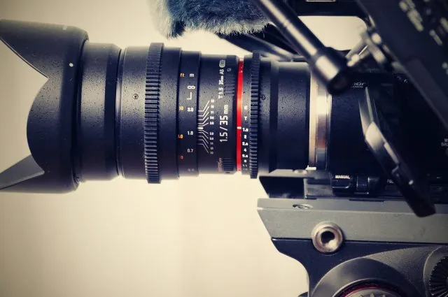 Filmy korporacyjne czym są? Na czym polega ich produkcja?